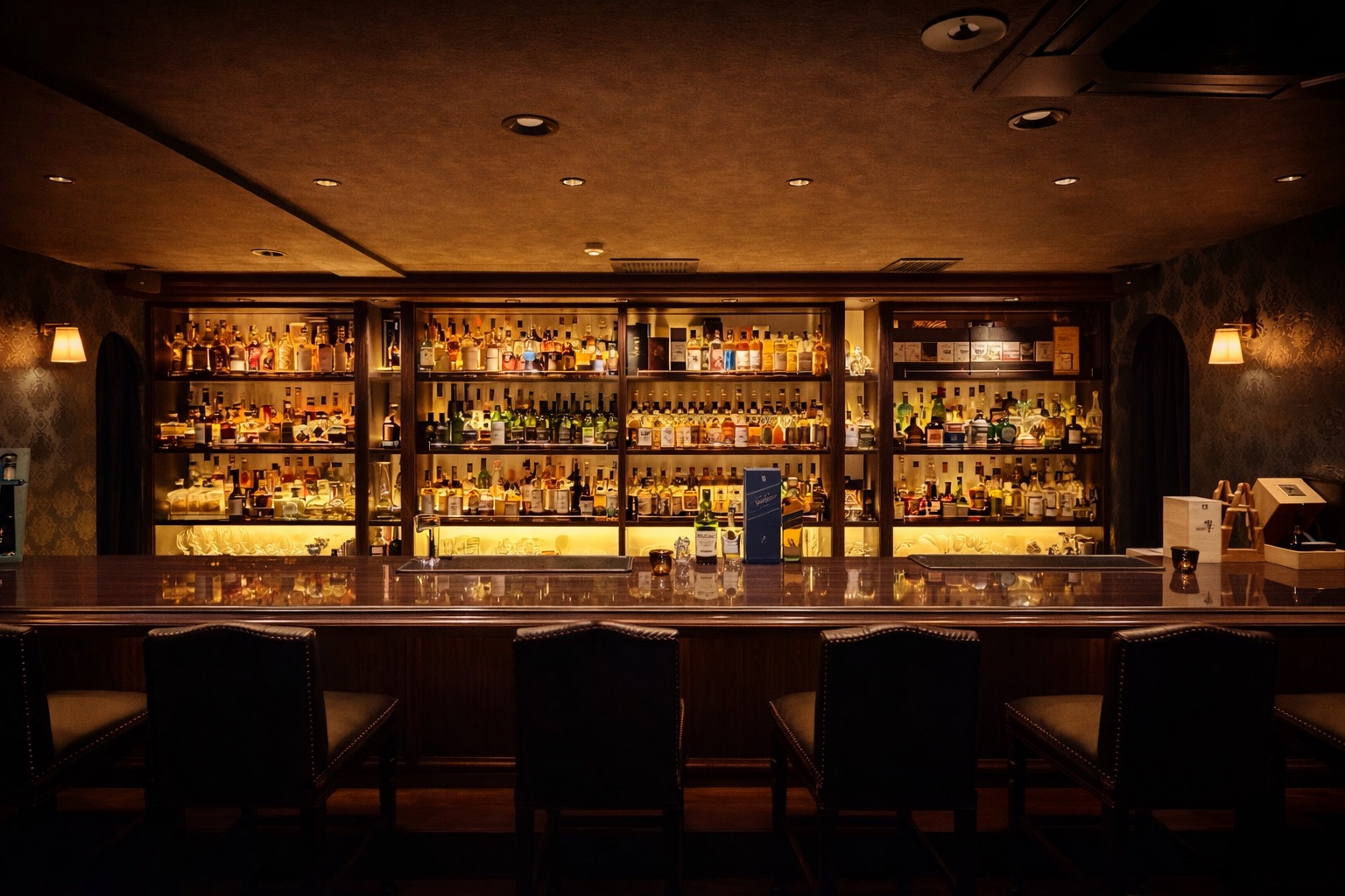 BAR Old Mark Number3横須賀店のカウンターとボトル棚