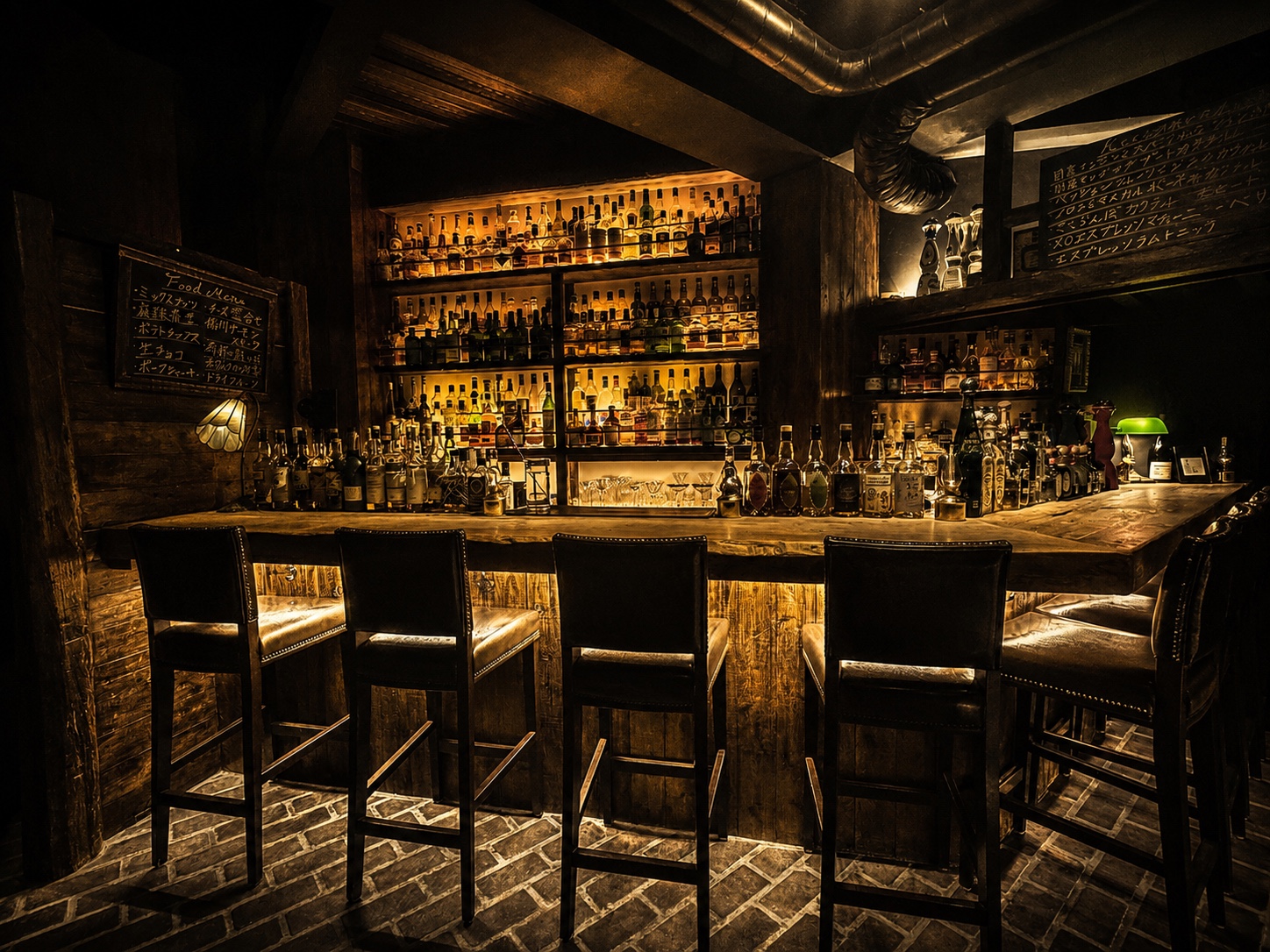 BAR Old Mark逗子店の木調のカウンターと店内