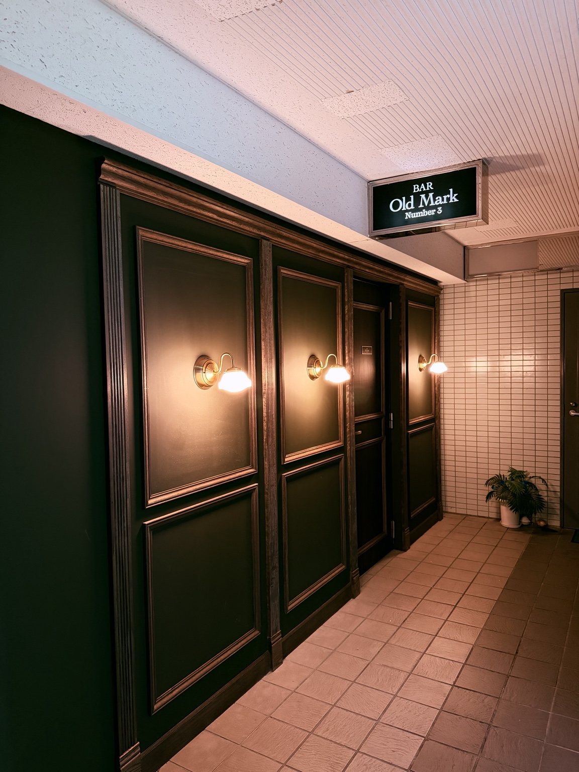BAR Old Mark Number3の入口と看板